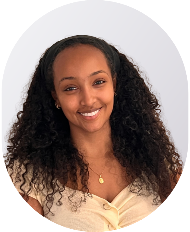 Rebeca's headshot